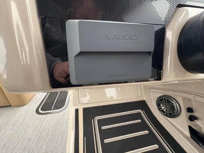 Slide: The Image of Harris Solstice 250 SL 2025 - 60