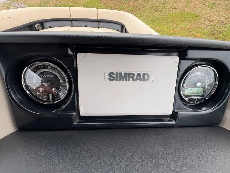 Slide: The Image of Harris Solstice 250 SL 2025 - 68