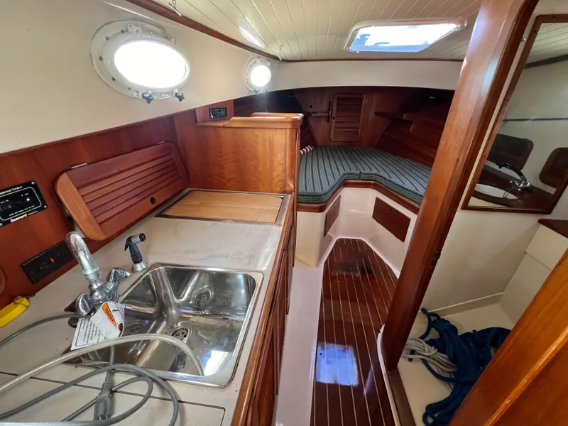 Slide: The Image of Hinckley Yachts 36 2000 - 30