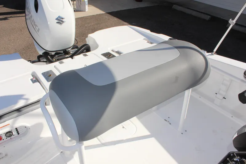Slide: The Image of 2025 NauticStar 191 Hybrid boat seat and Suzuki outboard motor. - 15