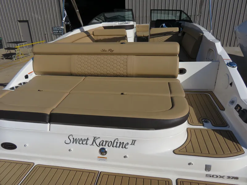 Slide: The Image of Sea Ray SDX 270 2019 - 10