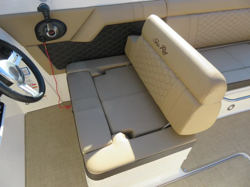 Slide: The Image of Sea Ray SDX 270 2019 - 4