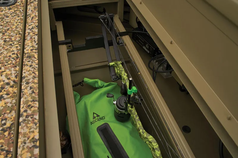 Slide: The Image of Tracker Grizzly 2072 CC Sportsman Kicker 2025 - 35