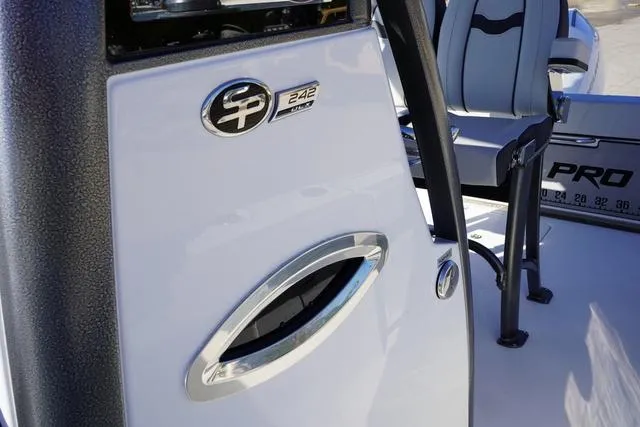 Slide: The Image of Sea Pro 242 CC 2025 - 14