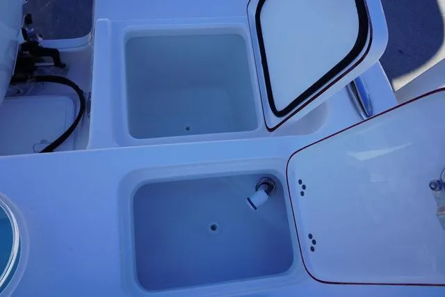 Slide: The Image of Sea Pro 242 CC 2025 - 27