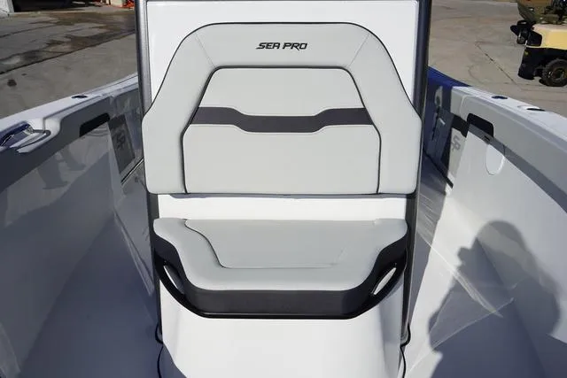 Slide: The Image of Sea Pro 242 CC 2025 - 8