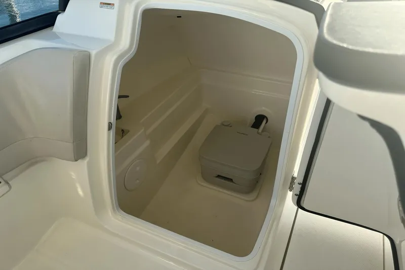 Slide: The Image of Boston Whaler 230 Vantage 2019 - 30