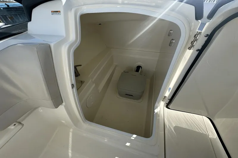 Slide: The Image of Boston Whaler 230 Vantage 2019 - 31