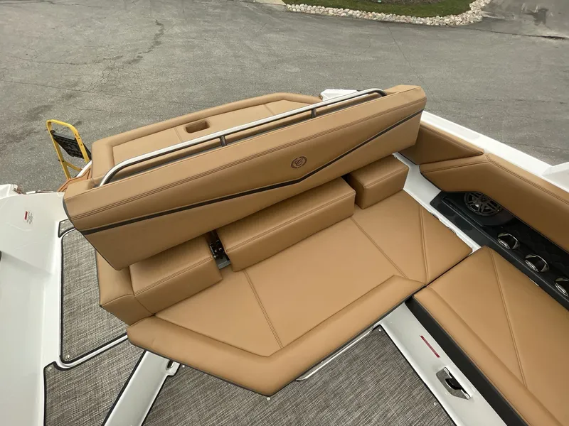 Slide: The Image of Cobalt R4 Surf 2025 - 556