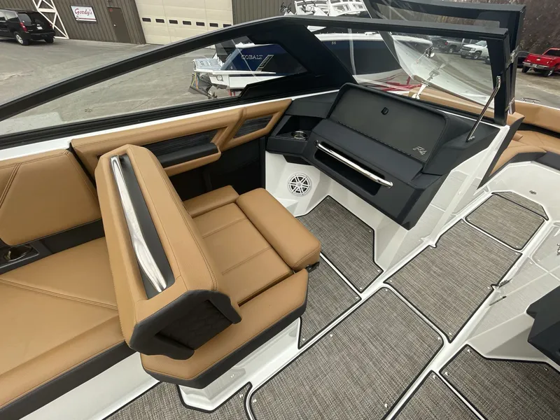 Slide: The Image of Cobalt R4 Surf 2025 - 557