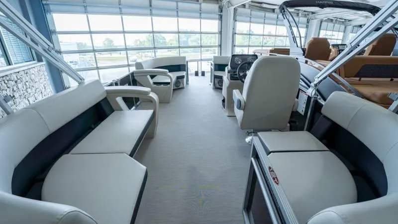 Slide: The Image of Harris Breeze 210 CW 2025 - 63