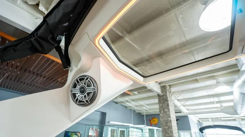 Slide: The Image of Harris Crowne 250 SL 2025 - 102