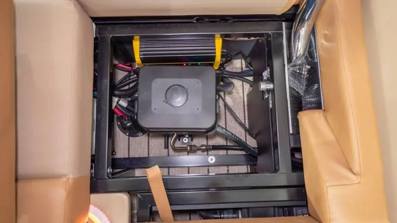 Slide: The Image of Harris Crowne 250 SL 2025 - 103