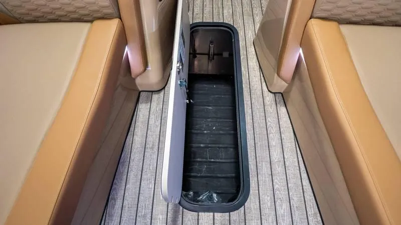 Slide: The Image of Harris Crowne 250 SL 2025 - 11