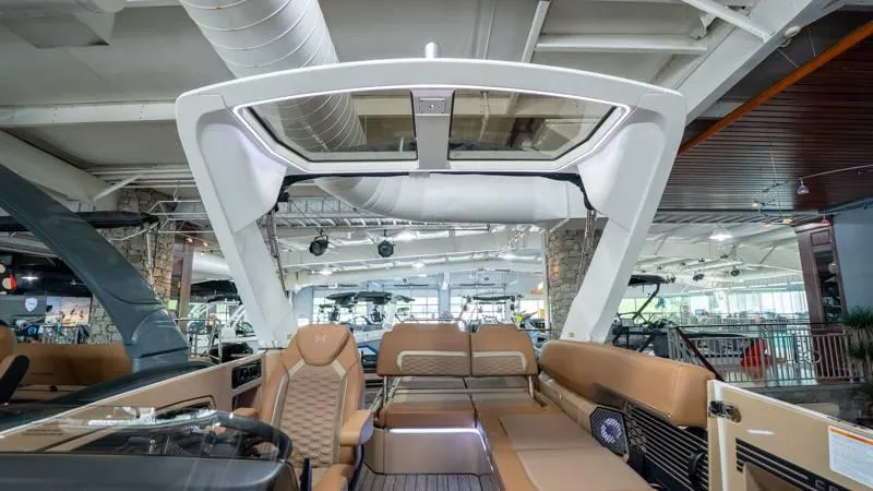 Slide: The Image of Harris Crowne 250 SL 2025 - 12