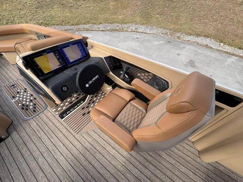 Slide: The Image of Harris Crowne 250 SL 2025 - 123