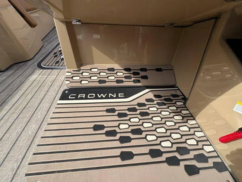 Slide: The Image of Harris Crowne 250 SL 2025 - 124