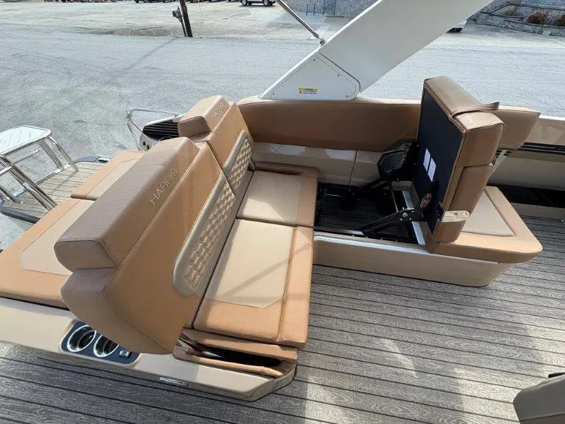 Slide: The Image of Harris Crowne 250 SL 2025 - 127