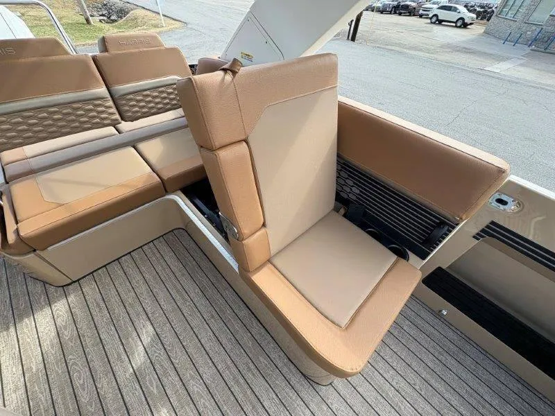 Slide: The Image of Harris Crowne 250 SL 2025 - 128