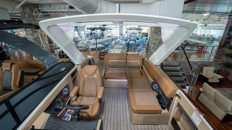 Slide: The Image of Harris Crowne 250 SL 2025 - 13