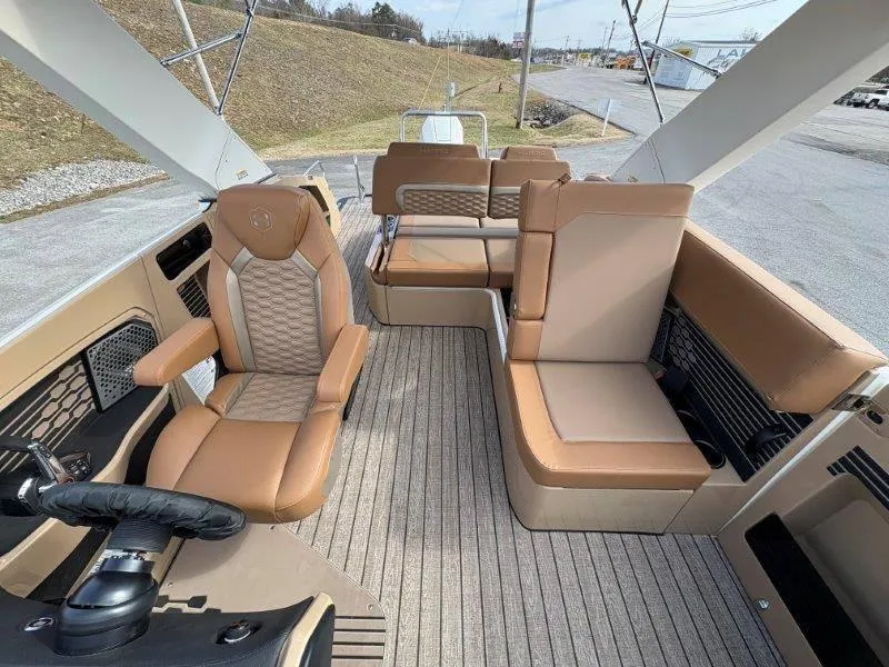 Slide: The Image of Harris Crowne 250 SL 2025 - 130