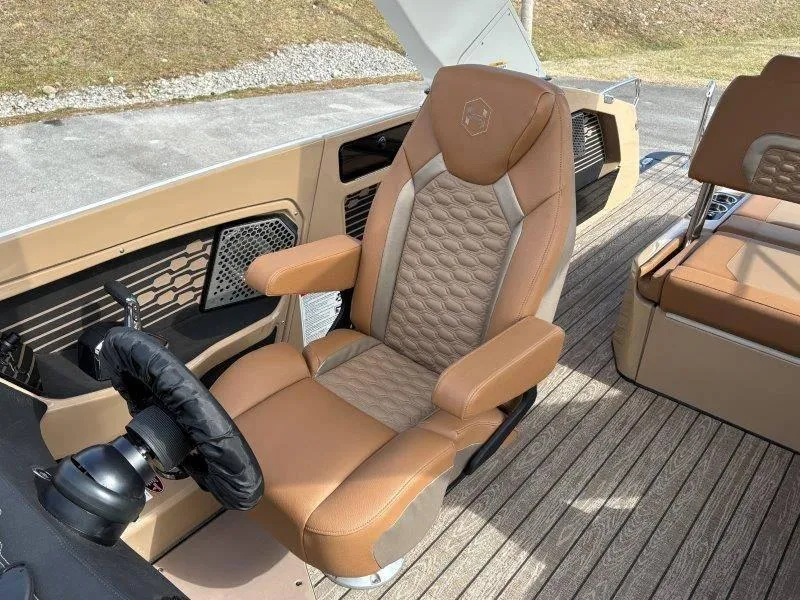 Slide: The Image of Harris Crowne 250 SL 2025 - 131