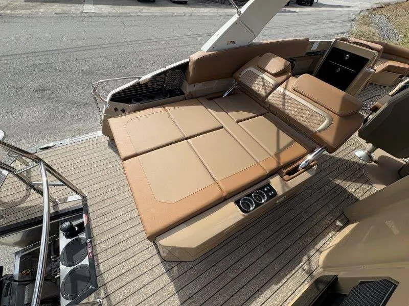 Slide: The Image of Harris Crowne 250 SL 2025 - 134