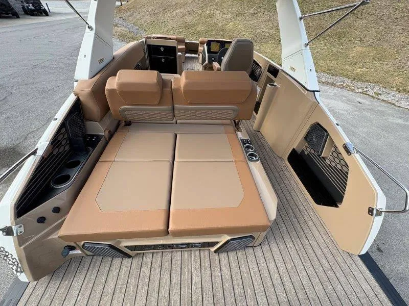 Slide: The Image of Harris Crowne 250 SL 2025 - 135