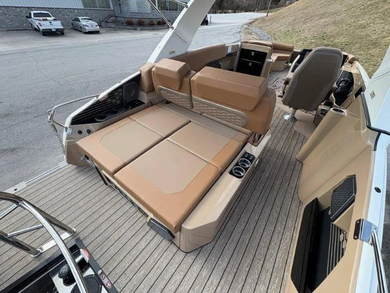 Slide: The Image of Harris Crowne 250 SL 2025 - 136