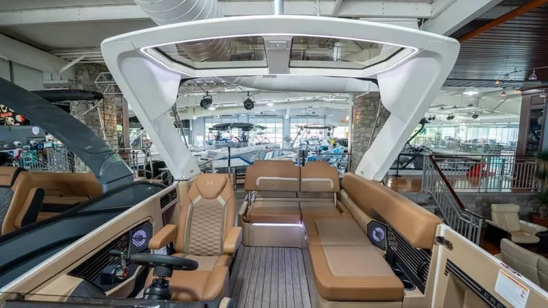 Slide: The Image of Harris Crowne 250 SL 2025 - 14