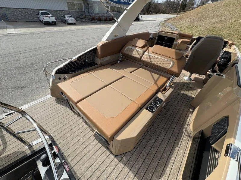 Slide: The Image of Harris Crowne 250 SL 2025 - 142