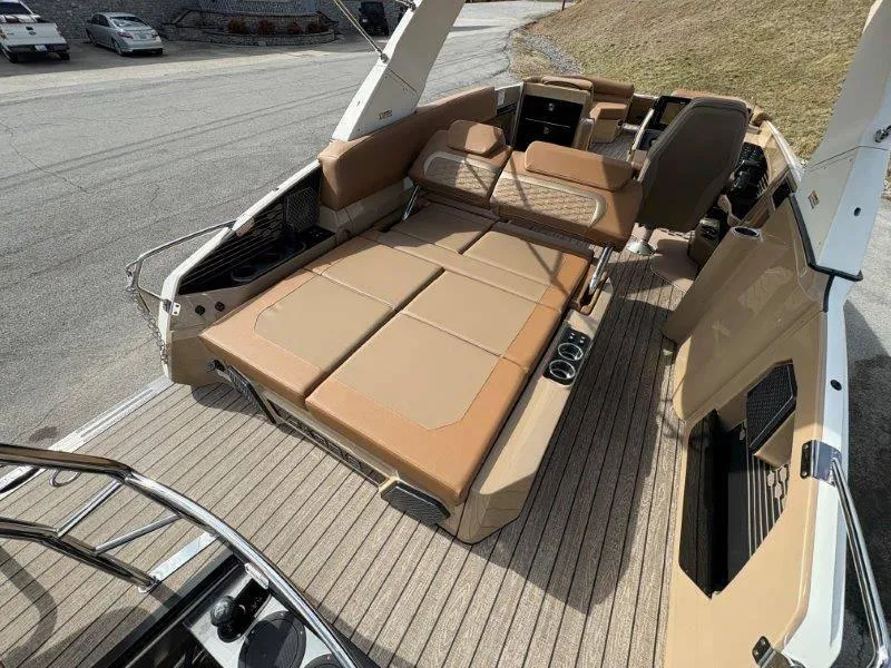 Slide: The Image of Harris Crowne 250 SL 2025 - 149