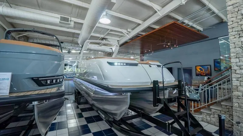 Slide: The Image of Harris Crowne 250 SL 2025 - 15