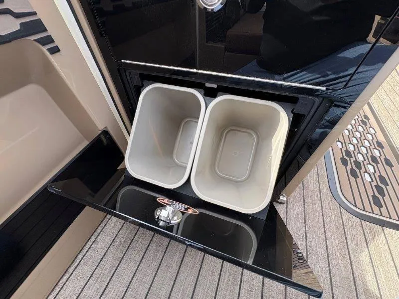 Slide: The Image of Harris Crowne 250 SL 2025 - 152