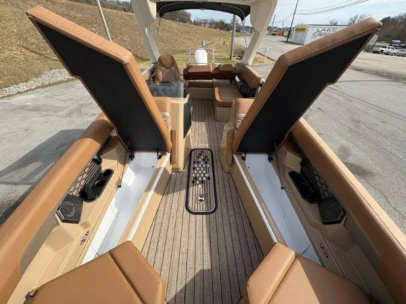 Slide: The Image of Harris Crowne 250 SL 2025 - 156