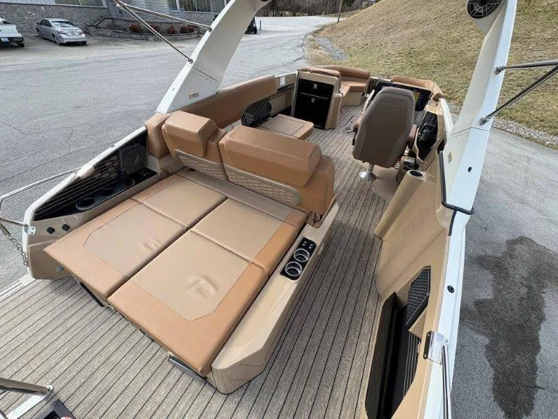 Slide: The Image of Harris Crowne 250 SL 2025 - 157