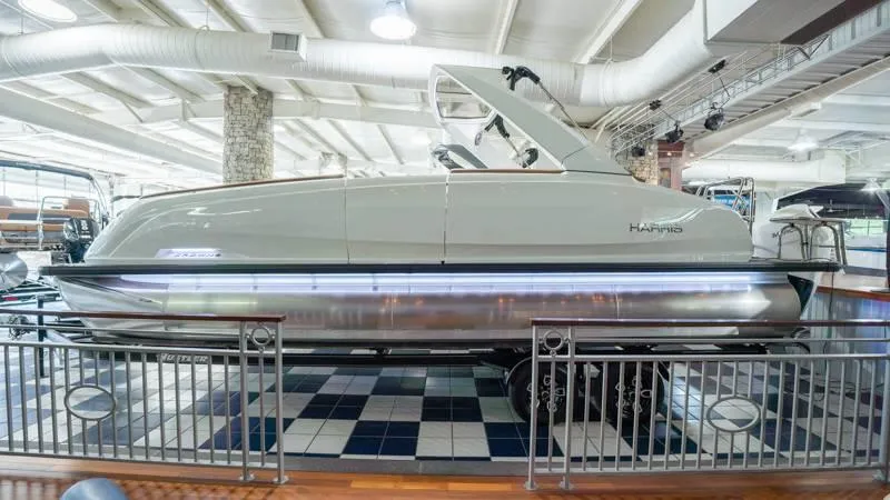 Slide: The Image of Harris Crowne 250 SL 2025 - 17