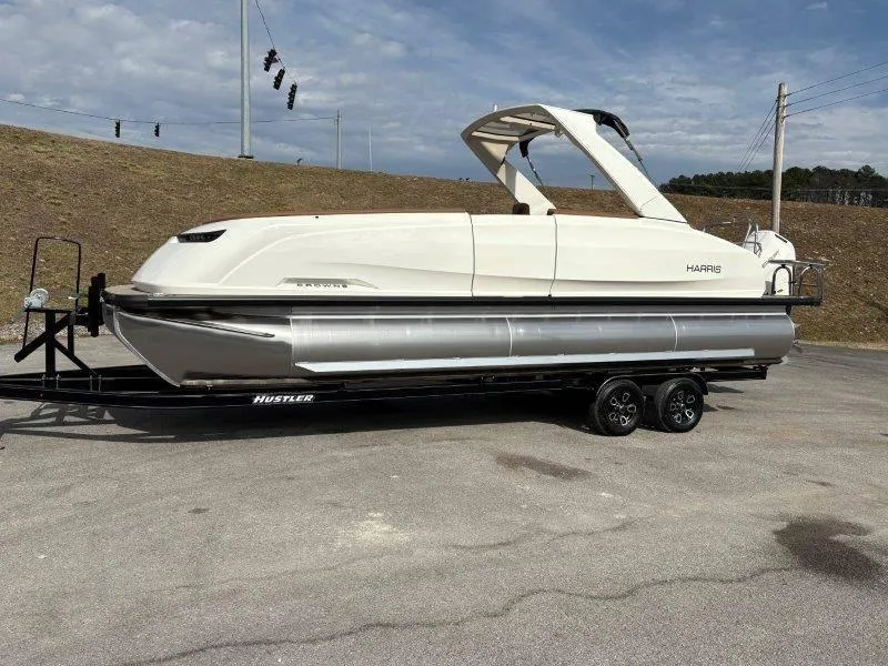 Slide: The Image of Harris Crowne 250 SL 2025 - 185