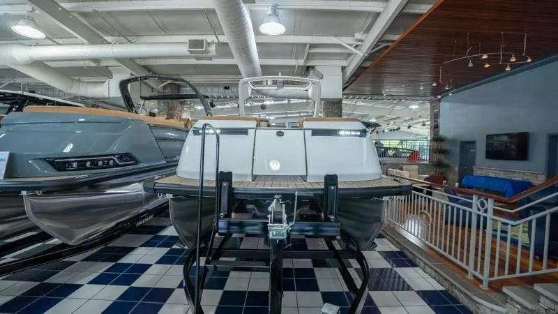 Slide: The Image of Harris Crowne 250 SL 2025 - 20