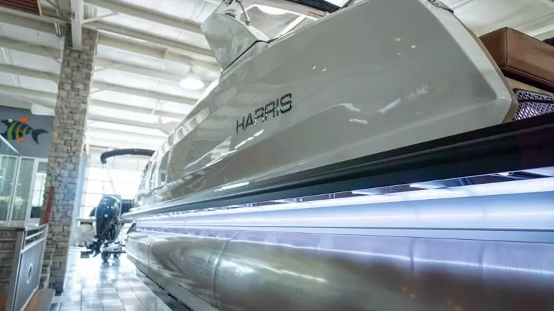 Slide: The Image of Harris Crowne 250 SL 2025 - 21