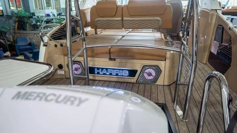 Slide: The Image of Harris Crowne 250 SL 2025 - 24