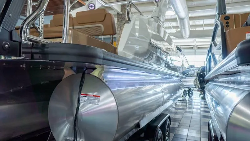 Slide: The Image of Harris Crowne 250 SL 2025 - 27