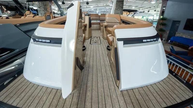 Slide: The Image of Harris Crowne 250 SL 2025 - 40