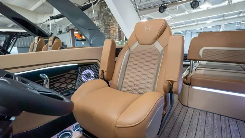 Slide: The Image of Harris Crowne 250 SL 2025 - 42