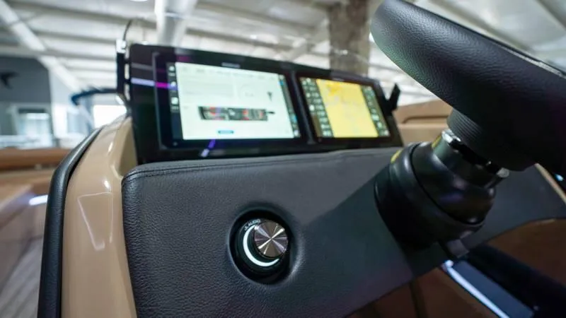 Slide: The Image of Harris Crowne 250 SL 2025 - 43