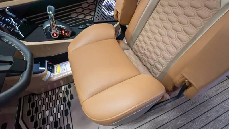 Slide: The Image of Harris Crowne 250 SL 2025 - 47