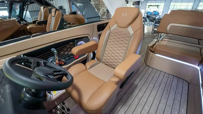 Slide: The Image of Harris Crowne 250 SL 2025 - 52