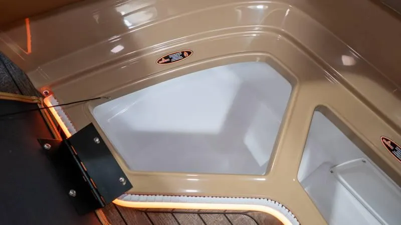 Slide: The Image of Harris Crowne 250 SL 2025 - 6