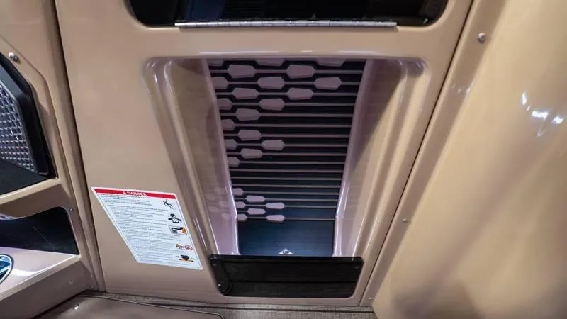 Slide: The Image of Harris Crowne 250 SL 2025 - 63