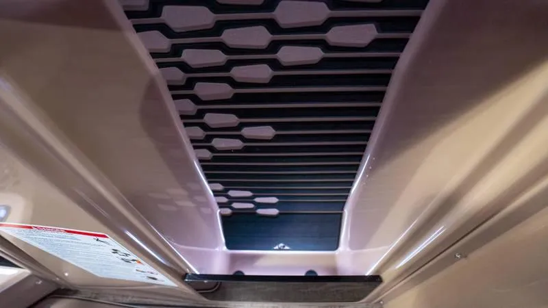 Slide: The Image of Harris Crowne 250 SL 2025 - 70